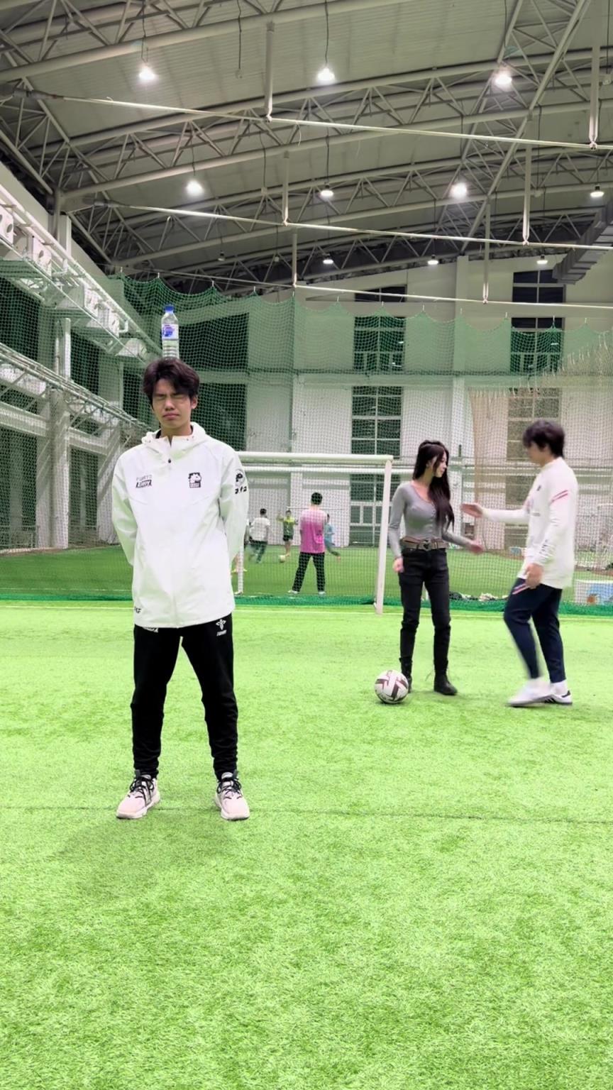 小哥你的头顶和这片地一样绿了啊