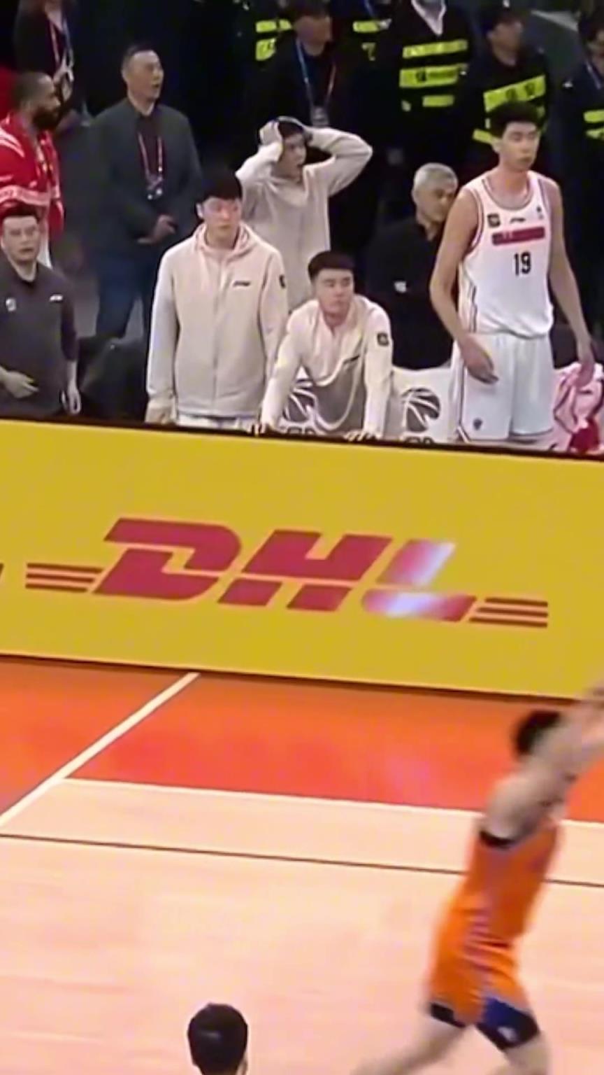 谁懂啊？哈维绝杀前，徐昕还在替补席笑