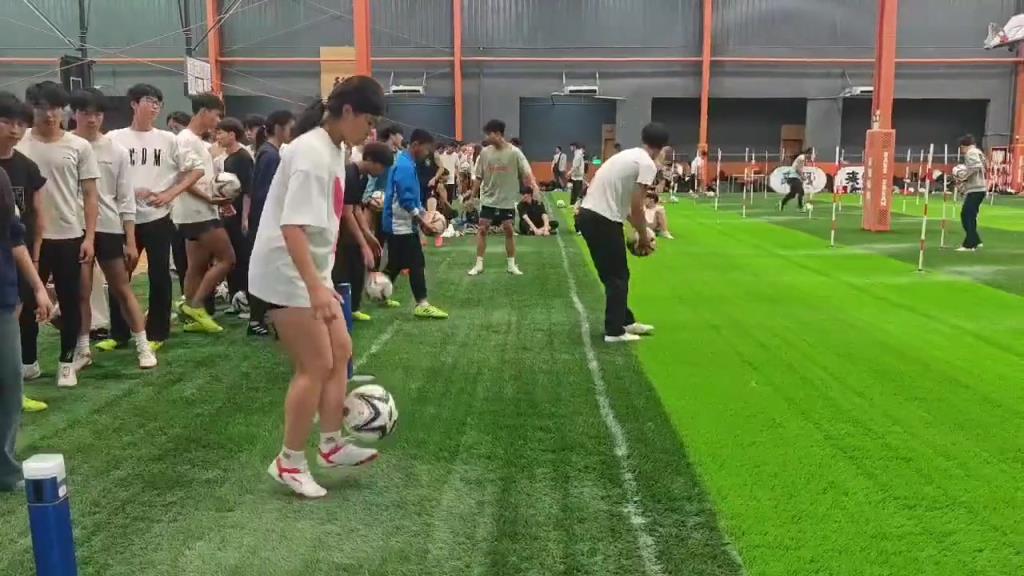 小姐姐足球体考，一看就是苦练过的