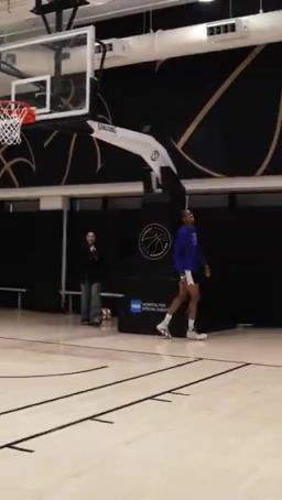 女版文班亚马！WNBA榜眼多米尼克这扣篮太轻松了