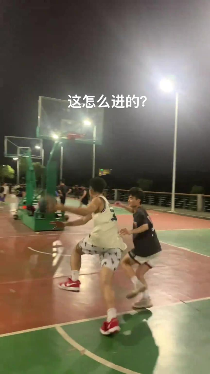 这个动作在NBA也是很少见的耶邓肯眼里的自己原地大风车