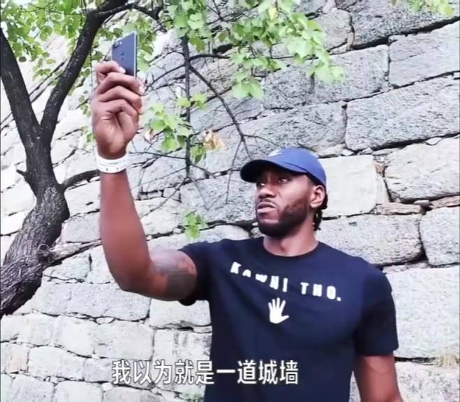 手机拿手里像火柴盒一样！名场面：长城上的小卡！