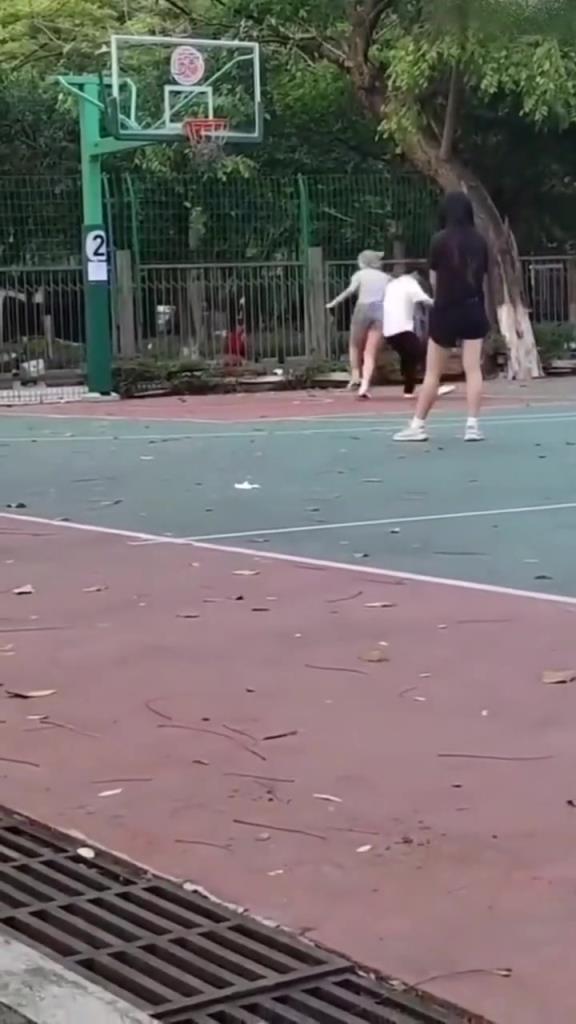 小伙子你打人家女孩子怎么专用背打了，太阴了你小子！