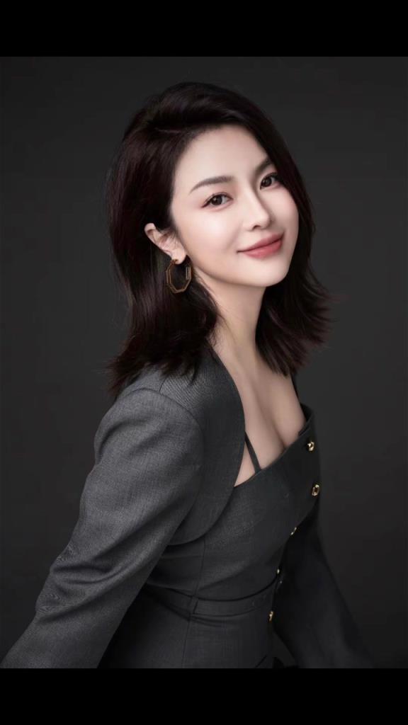 图啥呢？被锤出轨的青岛主帅刘维伟，明明妻子都这么好看~