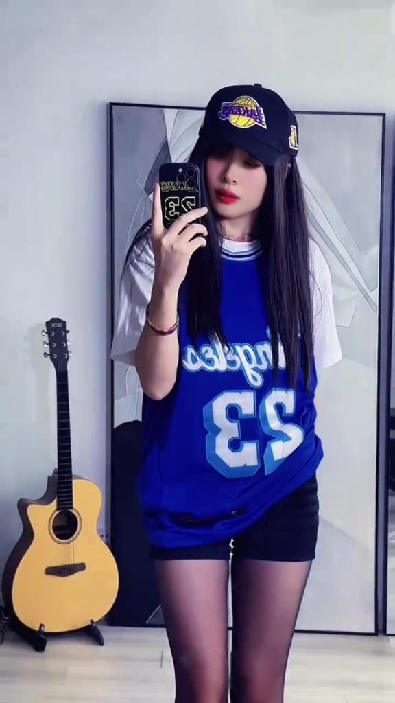 美女詹密：湖人赢火箭相当精彩! 最后我詹的盖帽好帅!