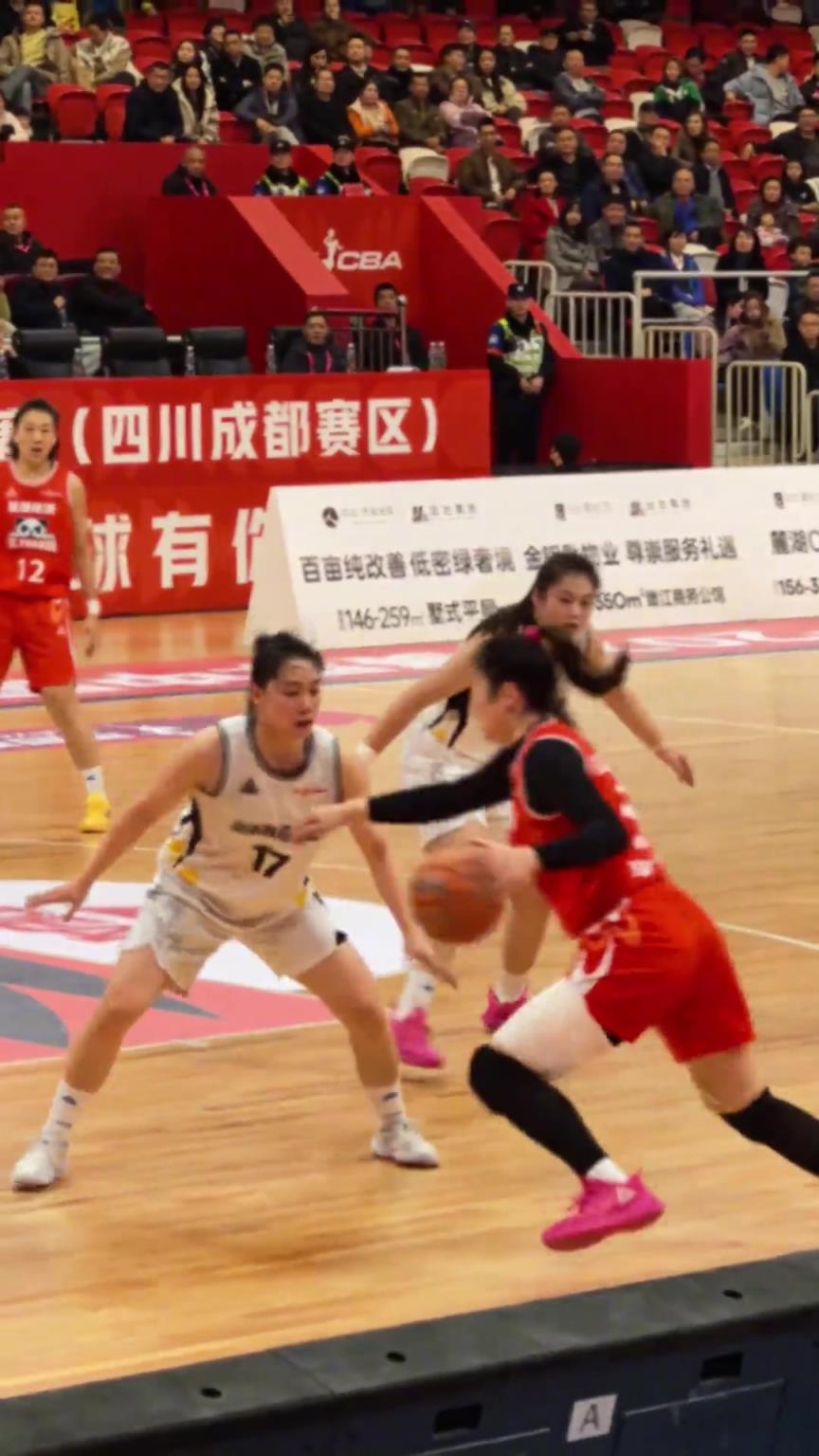 来欣赏李梦教科书级别的背后运球过人