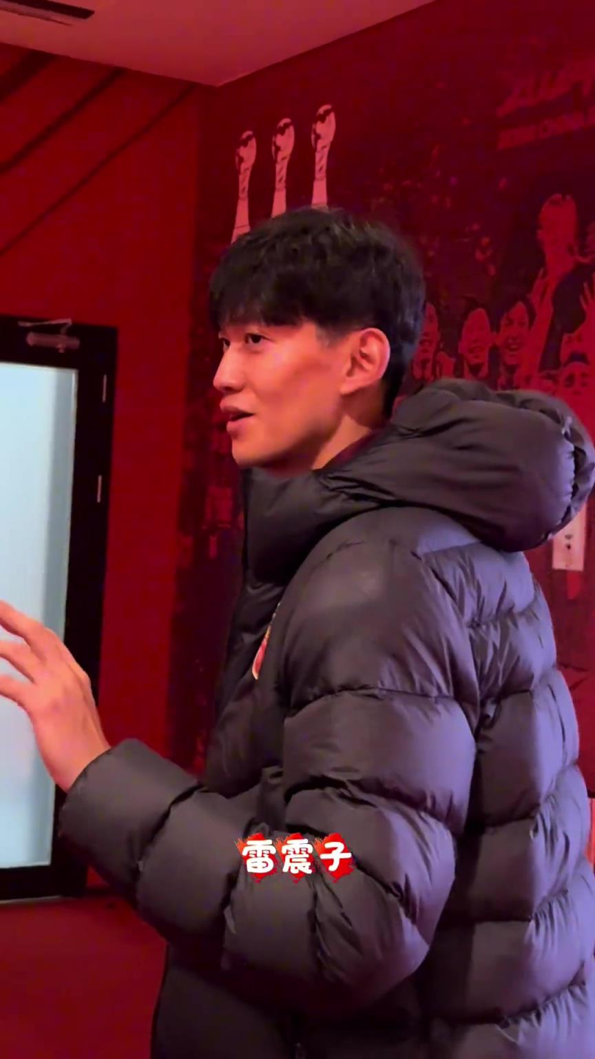 虽然有点肿，帅还是帅的颜骏凌口腔有伤口，笑都不敢笑