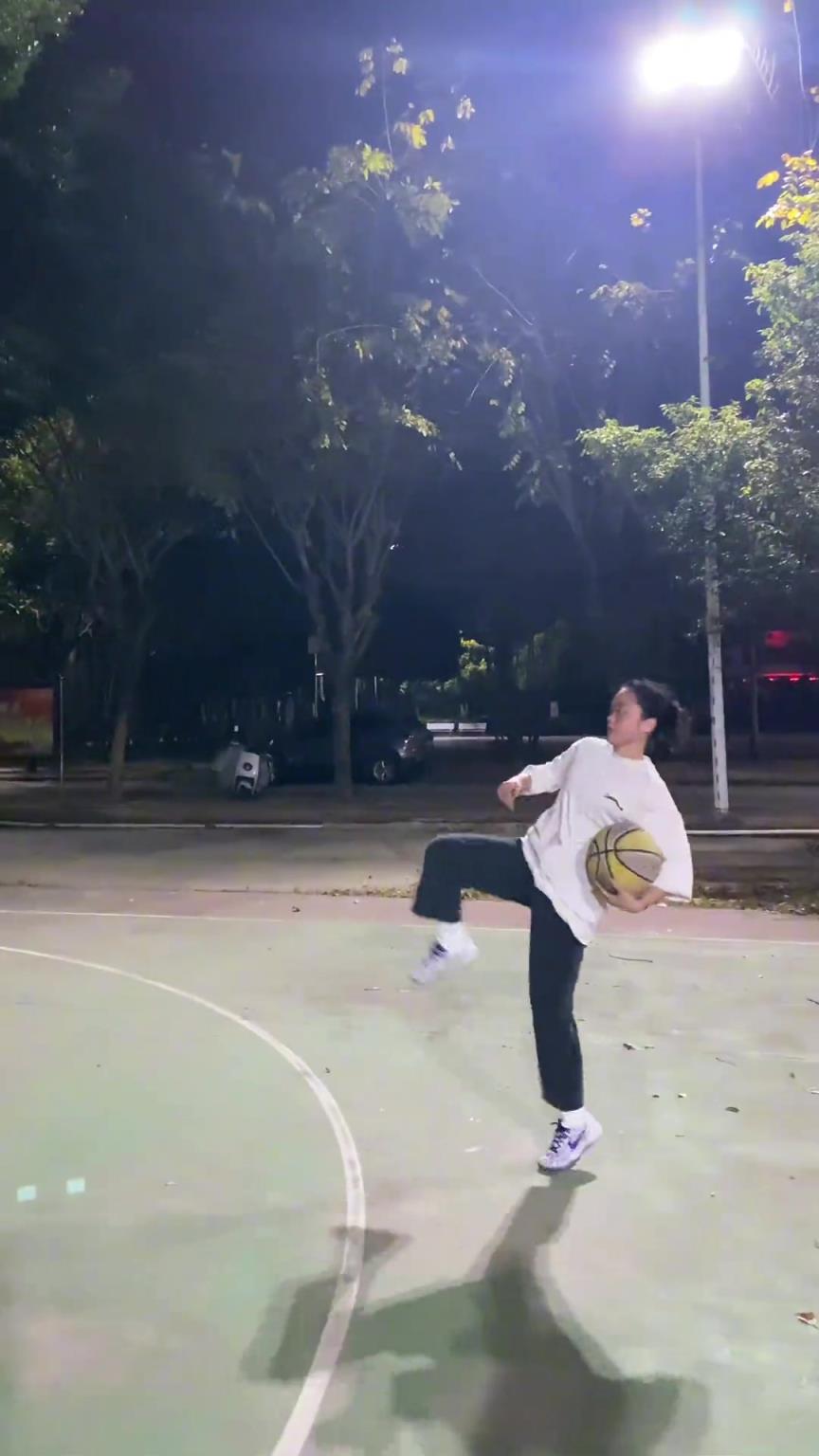 等我下，我换双鞋 ...