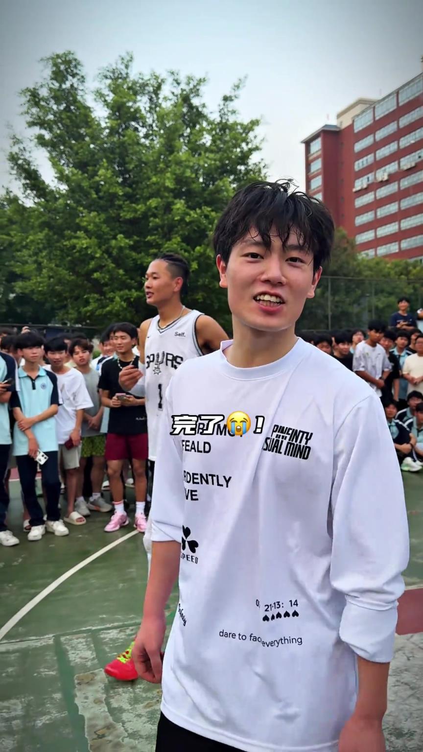 国产文班亚马？1米98瘦弱小哥臂展高达2米14！突进就是暴扣