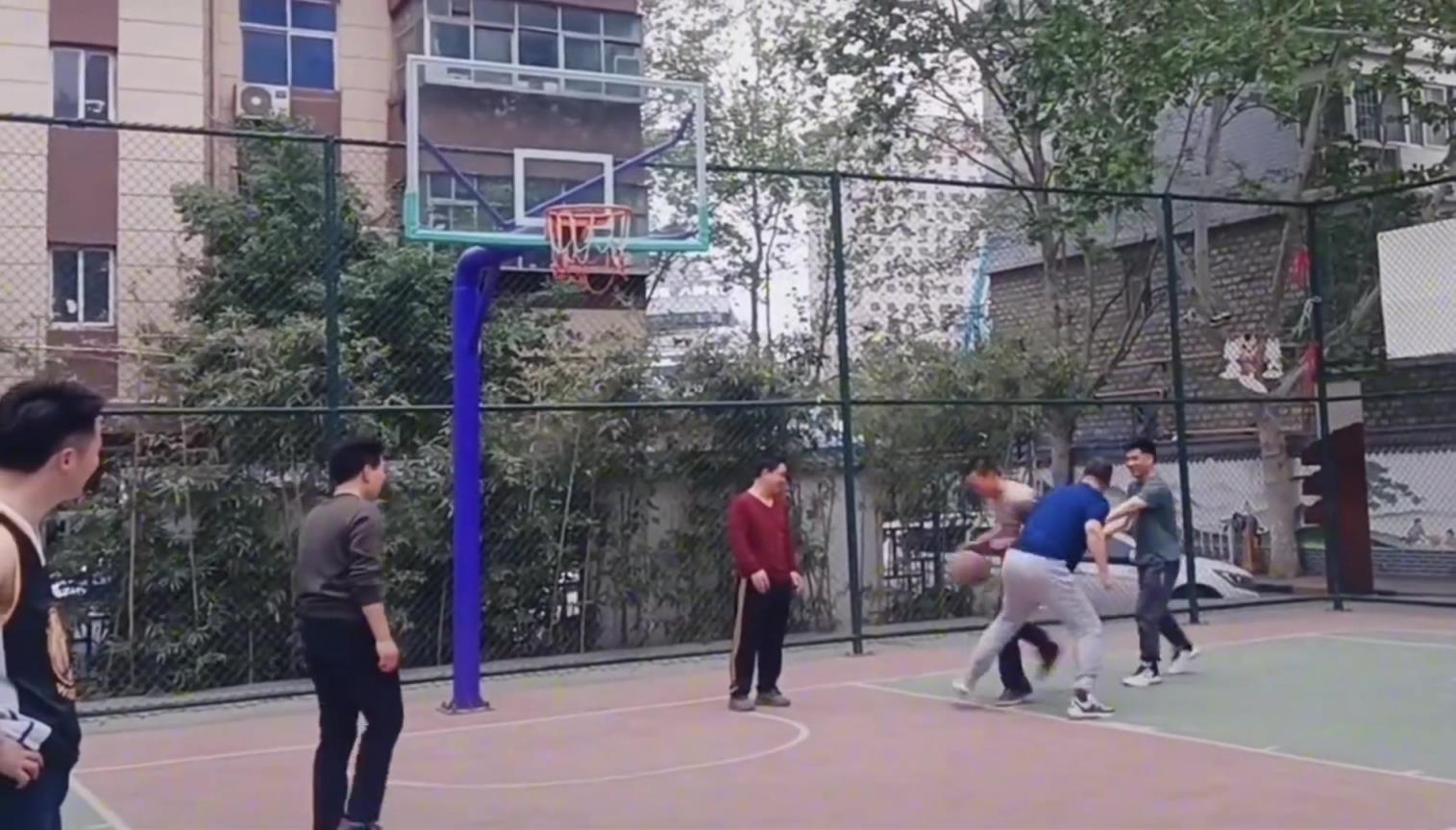 两个人没有对篮筐的一丝留念，满眼都是对方