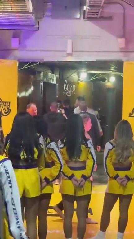 两人都聊啥呢？佩林卡赛后与东契奇相谈甚欢搂腰离场