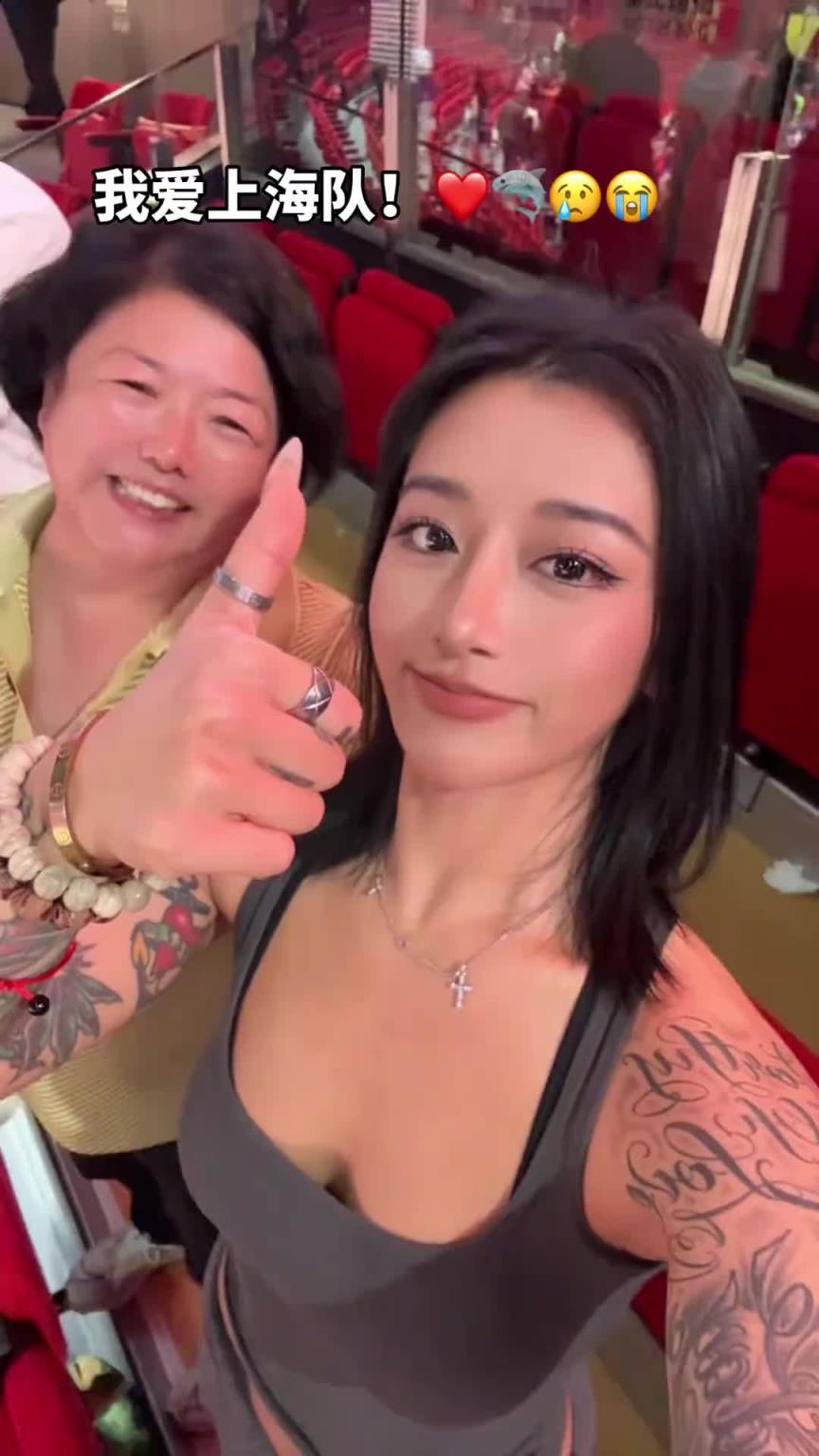李添荣女友胡玄子给上海队点赞：我爱上海队！