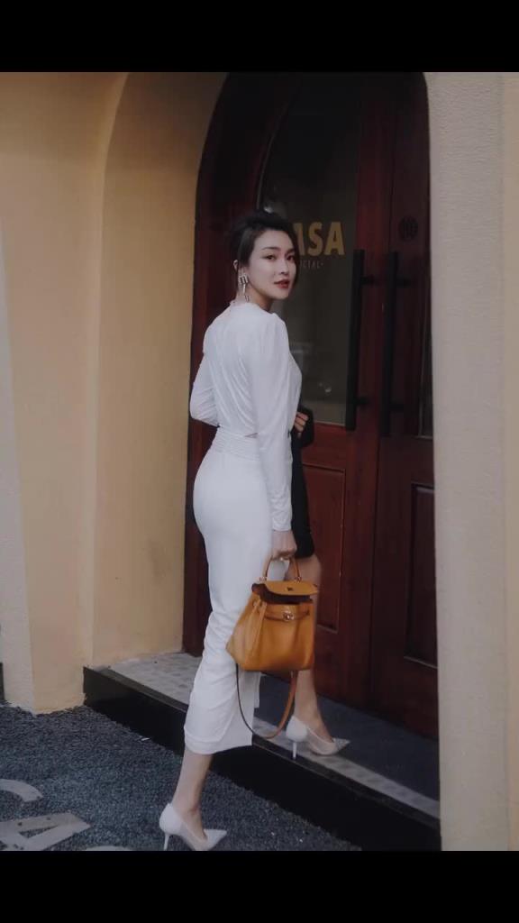 想不通~青岛主帅刘维伟的妻子这么漂亮，竟然还出轨
