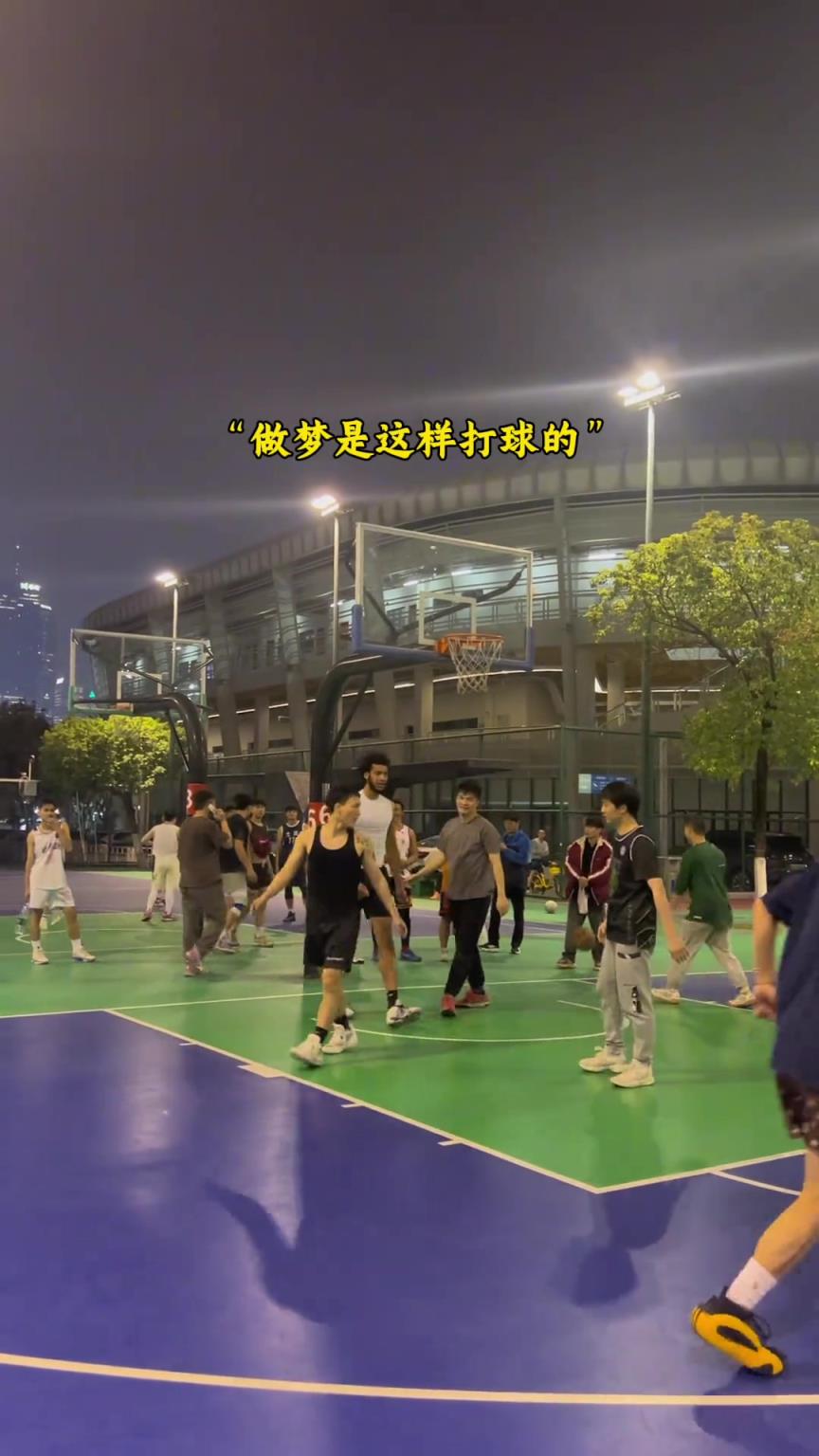 2米10的职业老外 打野球场无敌！但小年轻也是不服的！