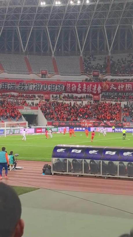 现场球迷实拍泰山丢第2球：都在举手，都在愣着 ？