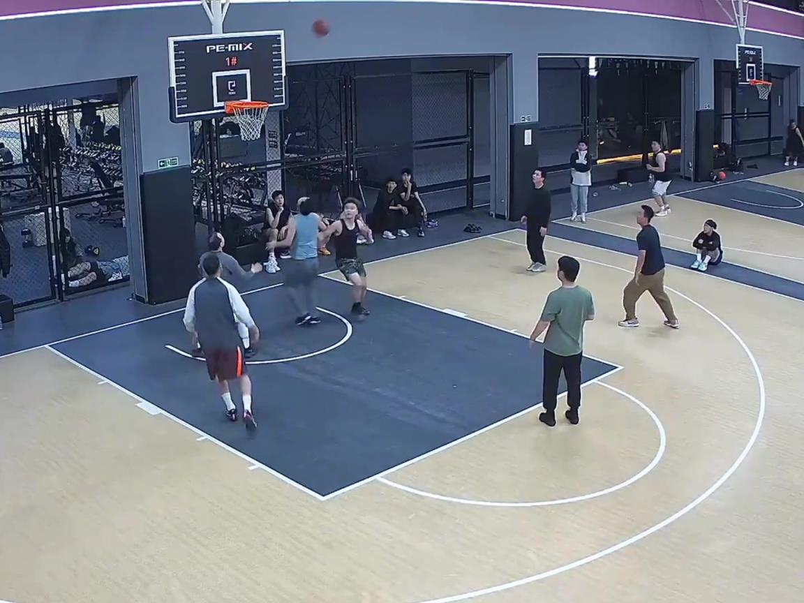 超级离谱救球绝杀！放NBA也是十佳球！