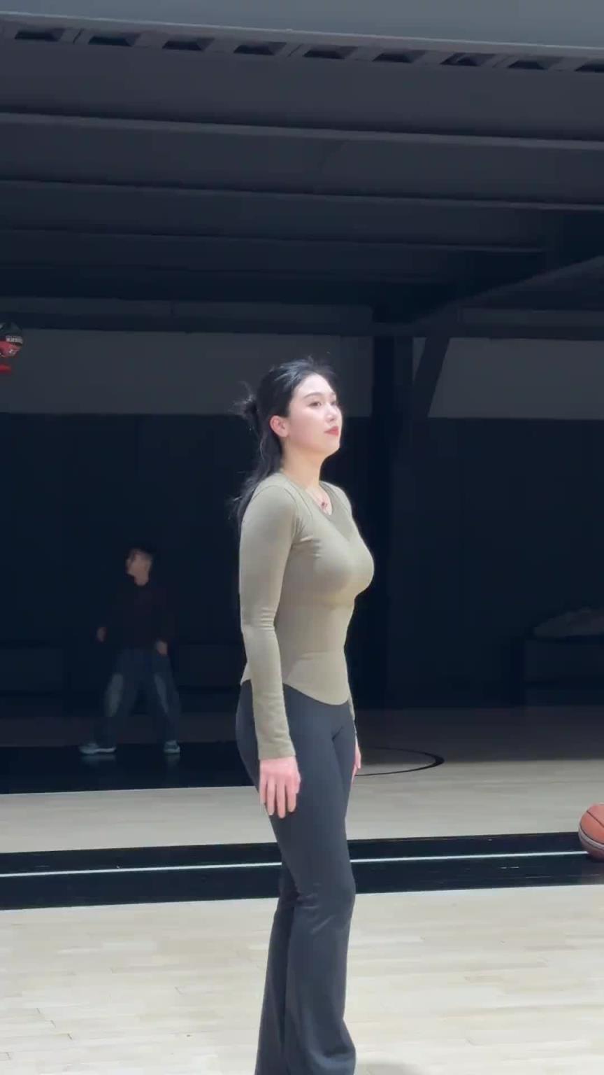 肘子姐沁纯：挥手不是再见 而是老弟你还得练～