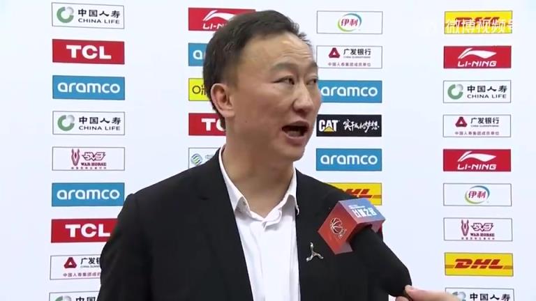 今天认真接受采访！G1时，青岛主帅刘维伟24秒采访快速开溜