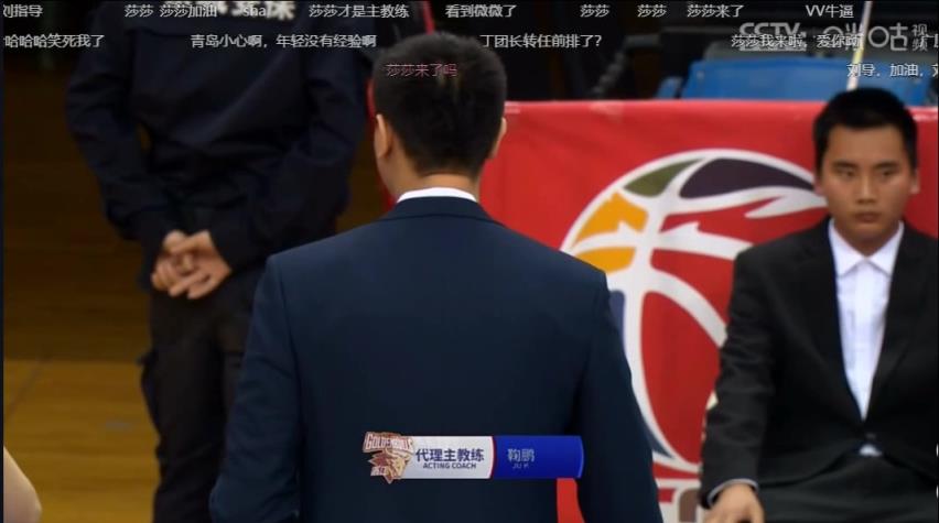 焦点人物之一！青岛教练刘维伟场边鼓舞士气与助教团一个个击掌