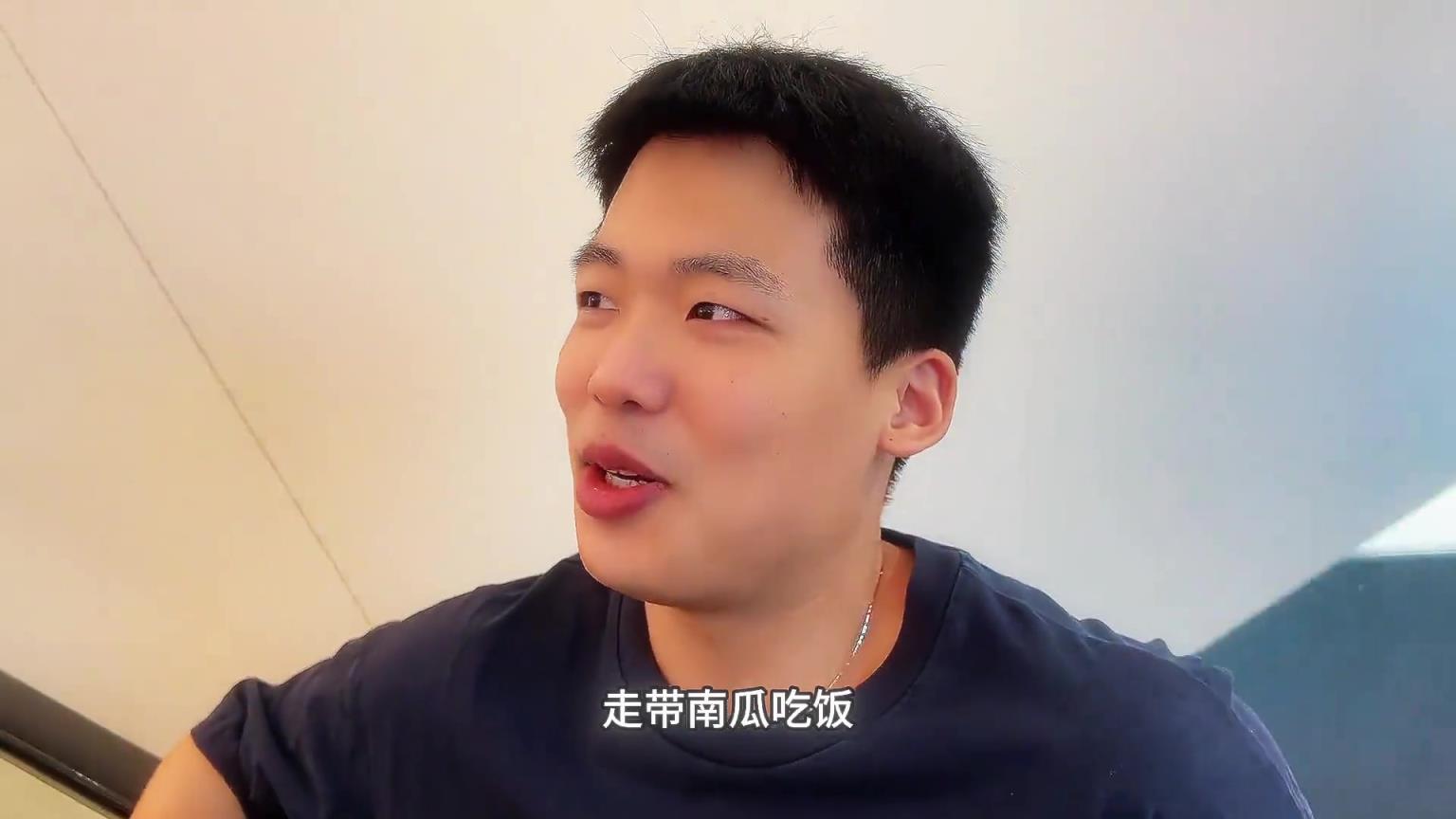 王楚淇和女友约会，但这一声siuuuu真是绷不住了