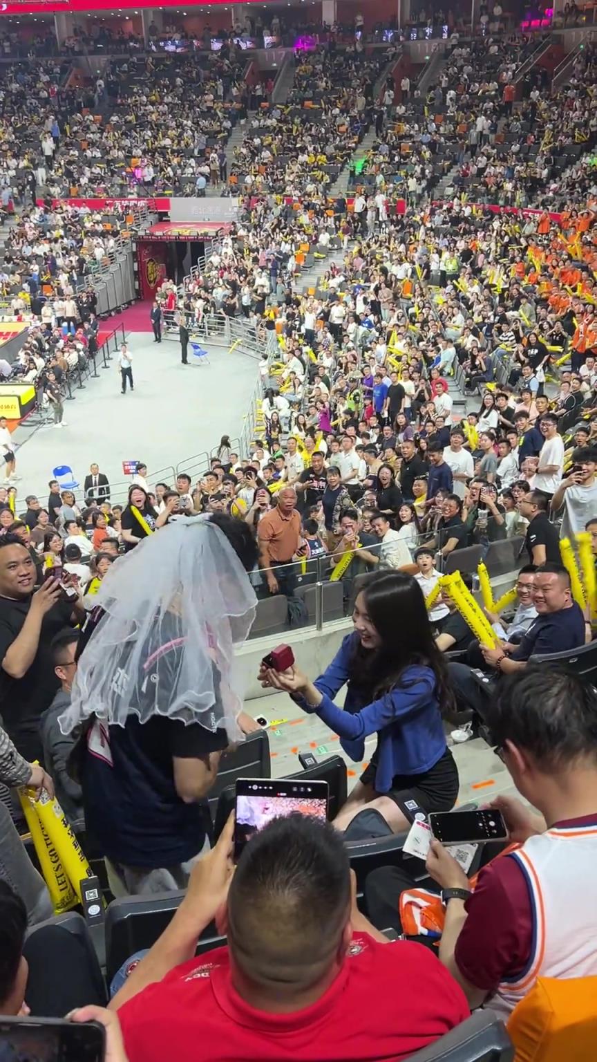 不一样的求婚方式！CBA现场女生向男生完成求婚！