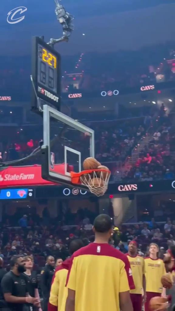 NBA的篮筐一次最多能承载几颗球？骑士众将给你们答案