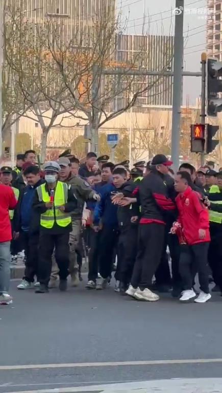 球迷先干起来！上海德比场外不和谐一幕