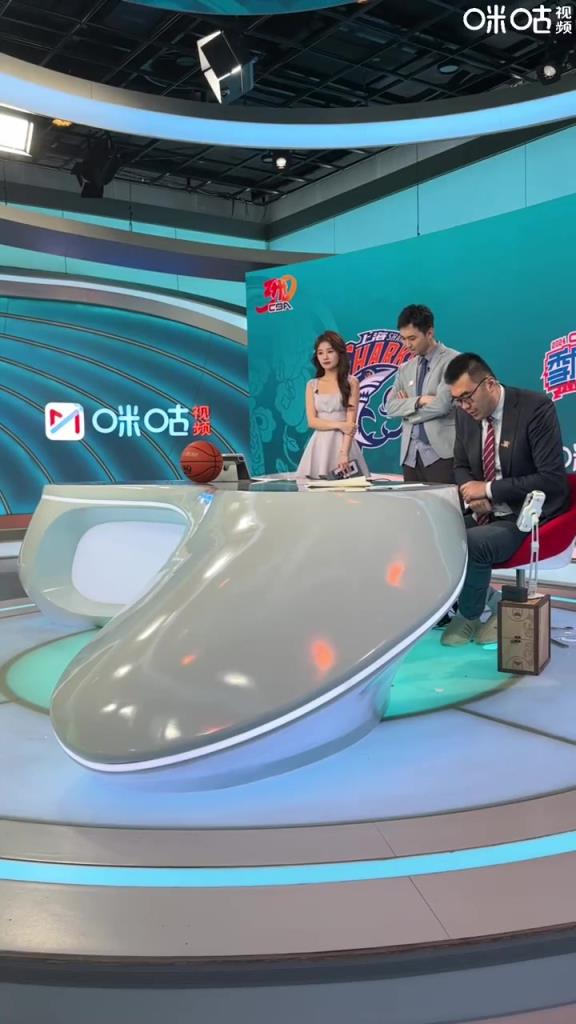 女主播魏欣怡激动飚出C语言！上海神奇三分绝杀，咪咕演播室里沸腾了