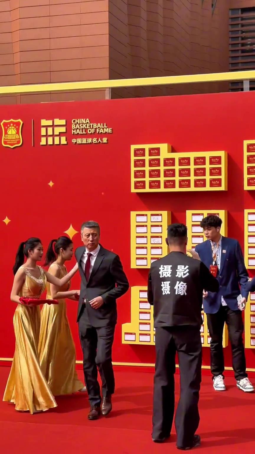 2024中国篮球名人堂入堂仪式，看看有哪些名宿来到现场？