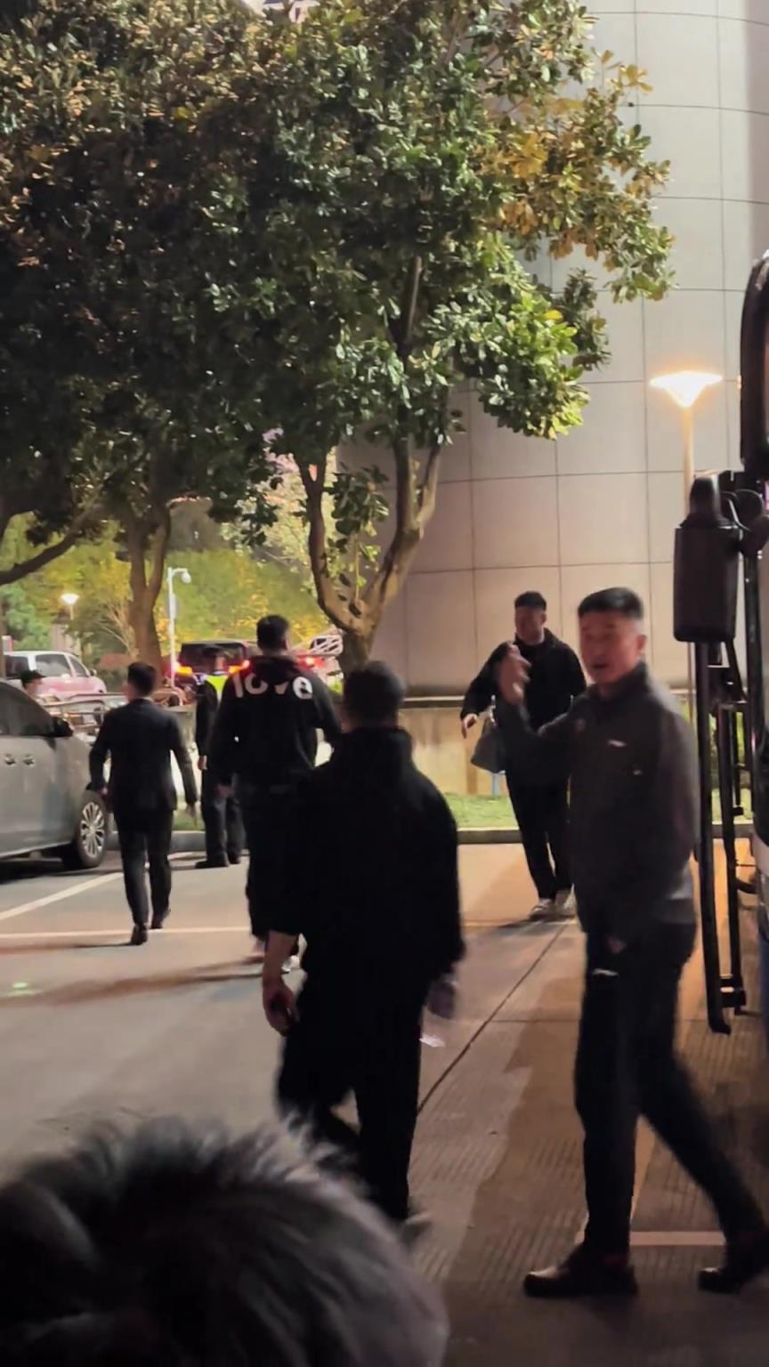 杜峰面对热情球迷：我跟朱总一起去快乐一下