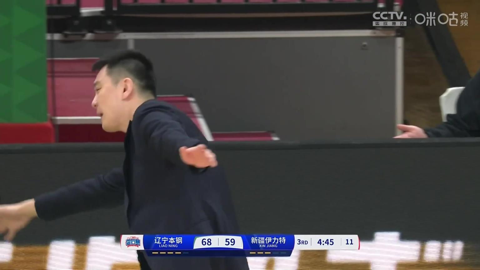 太逗了李晓旭推倒劳森陷犯规危机 杨鸣场边模仿惟妙惟肖