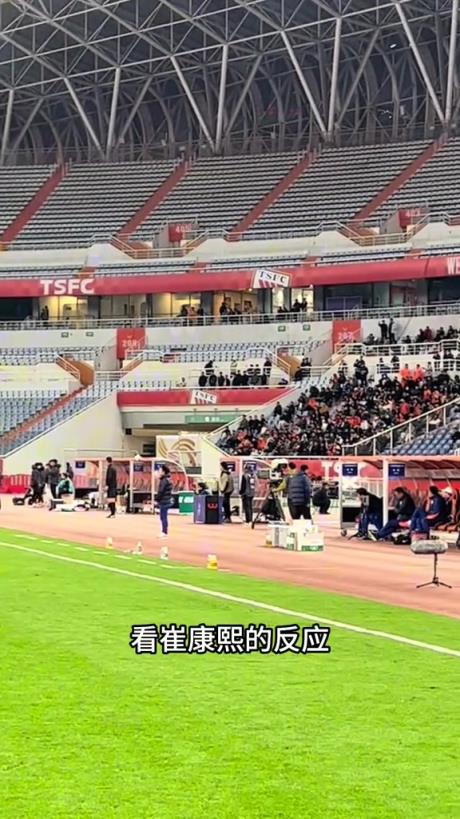 泰山丢第三球后，崔康熙喝了一口水压压惊