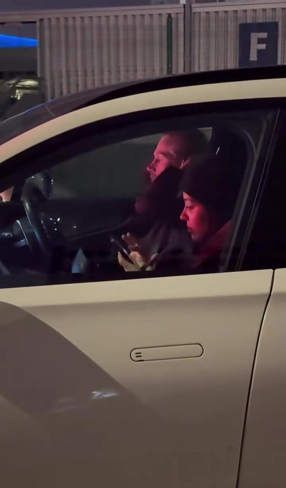 球迷线下看到德布劳内：第一次看到场外如此落寞的丁老师