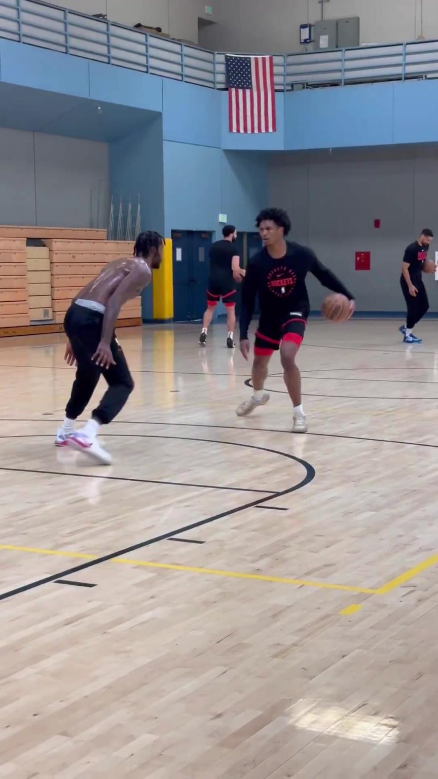 阿门、伊森、小史密斯三人在训练中玩了一波1v1