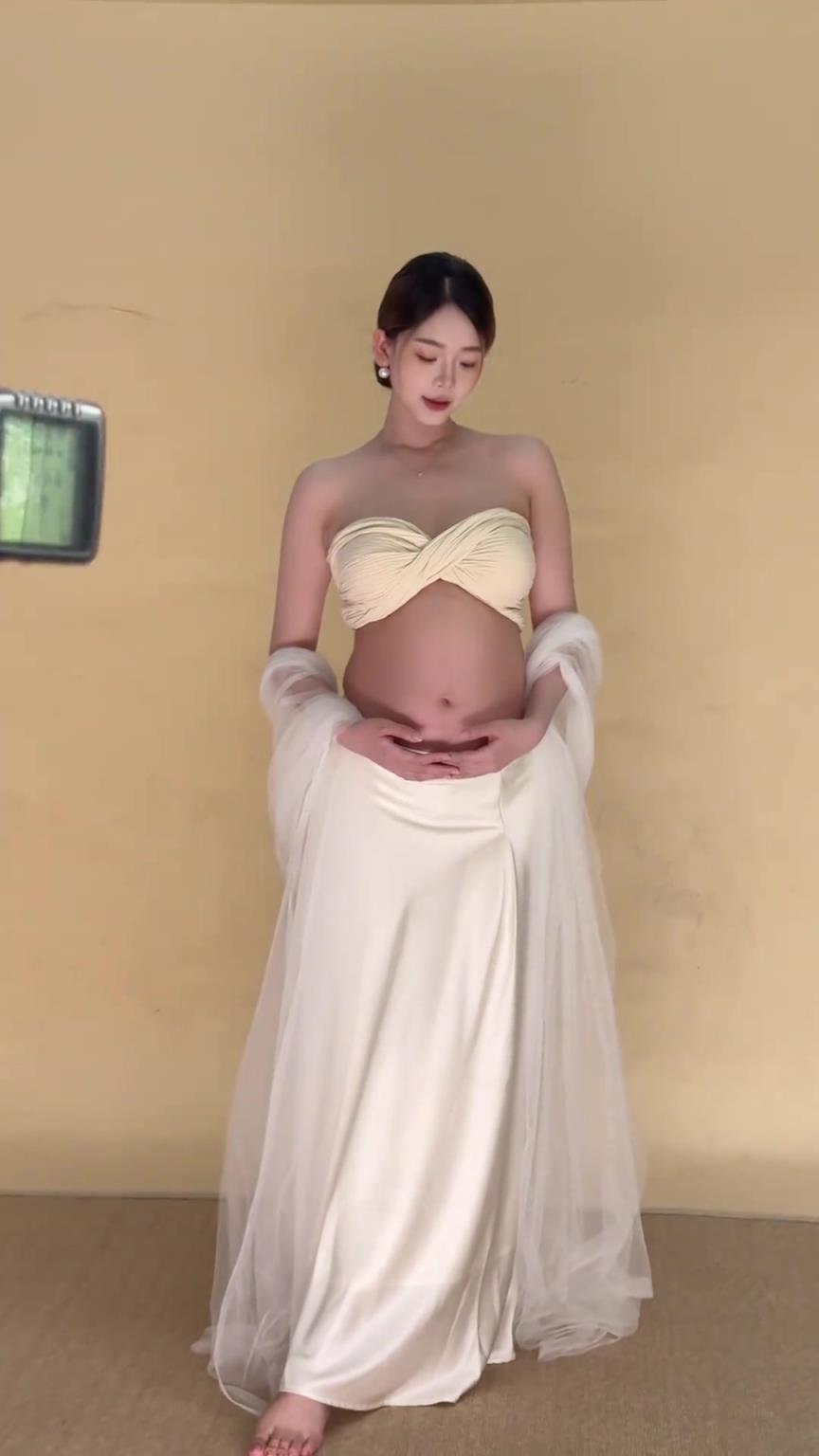 椰子晒孕照：凸起的小腹是生命的山丘