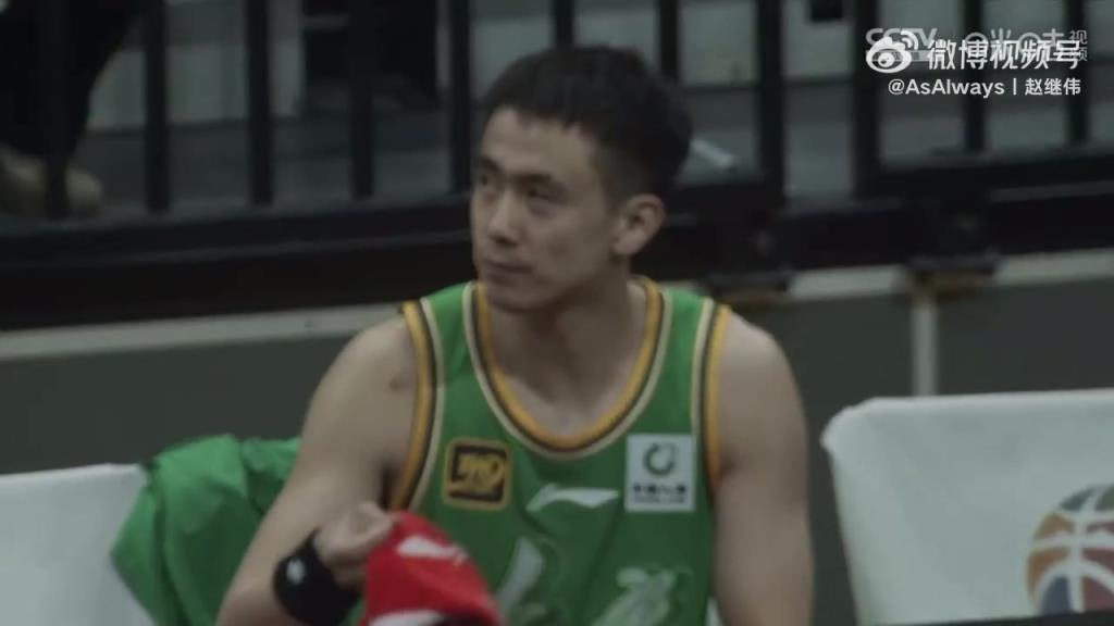 今天表现简直MVP！赵继伟赛中受伤，眼球能看到淤血