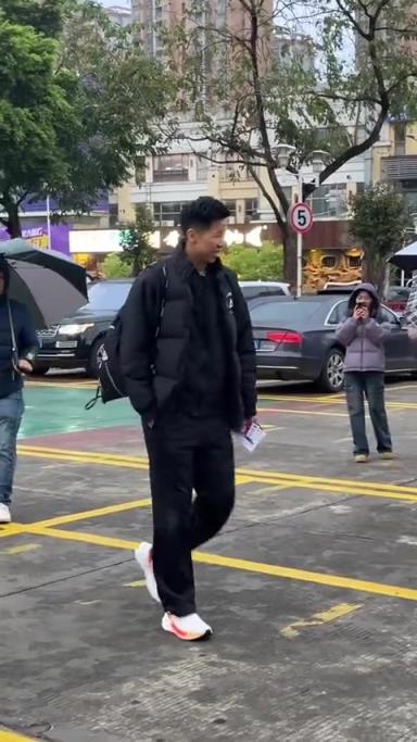 哈哈哈！黄牛推荐黄思静优惠买票进场看比赛~给大哥整懵了哈