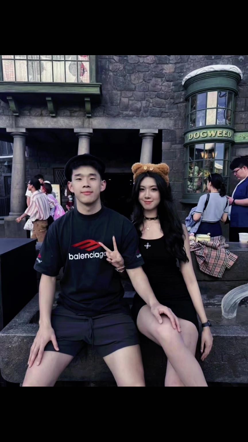 以后一起去美国逛街？网前此前晒林葳和女友卓识一块出游的合照~