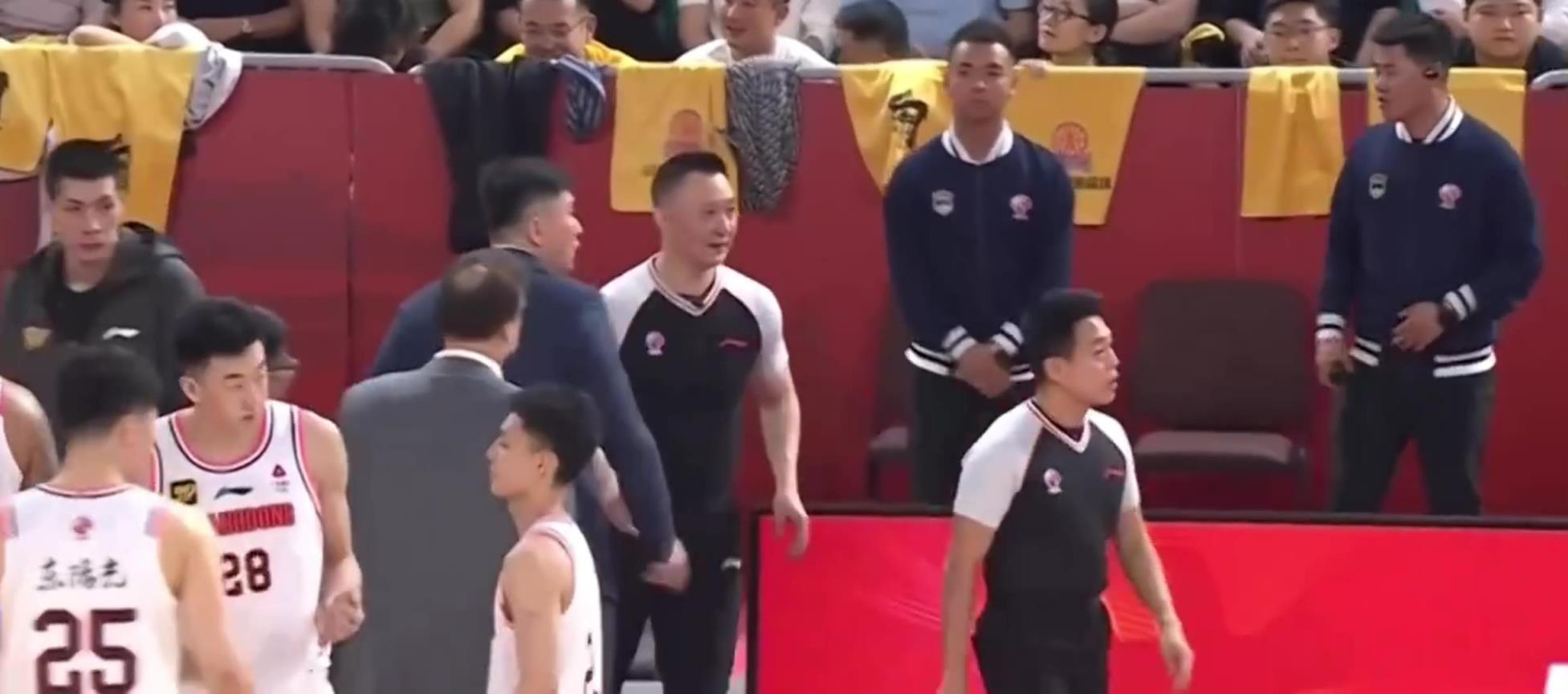 直接上国骂杜锋赛中怒喷闫军：CTMD，对面拉人违体你不判