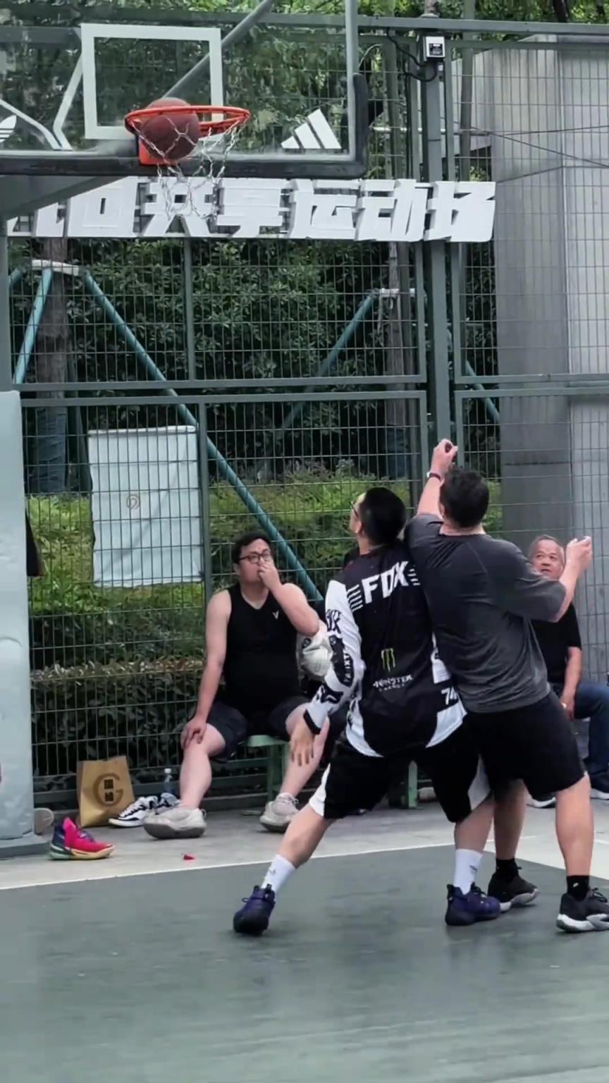 徐家汇公园篮球场 如果你遇到这样的全能小姐姐该咋防？