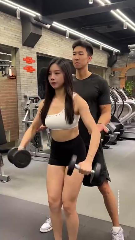 曹岩与美女健身博主合拍短视频，谁的身材更炸裂？