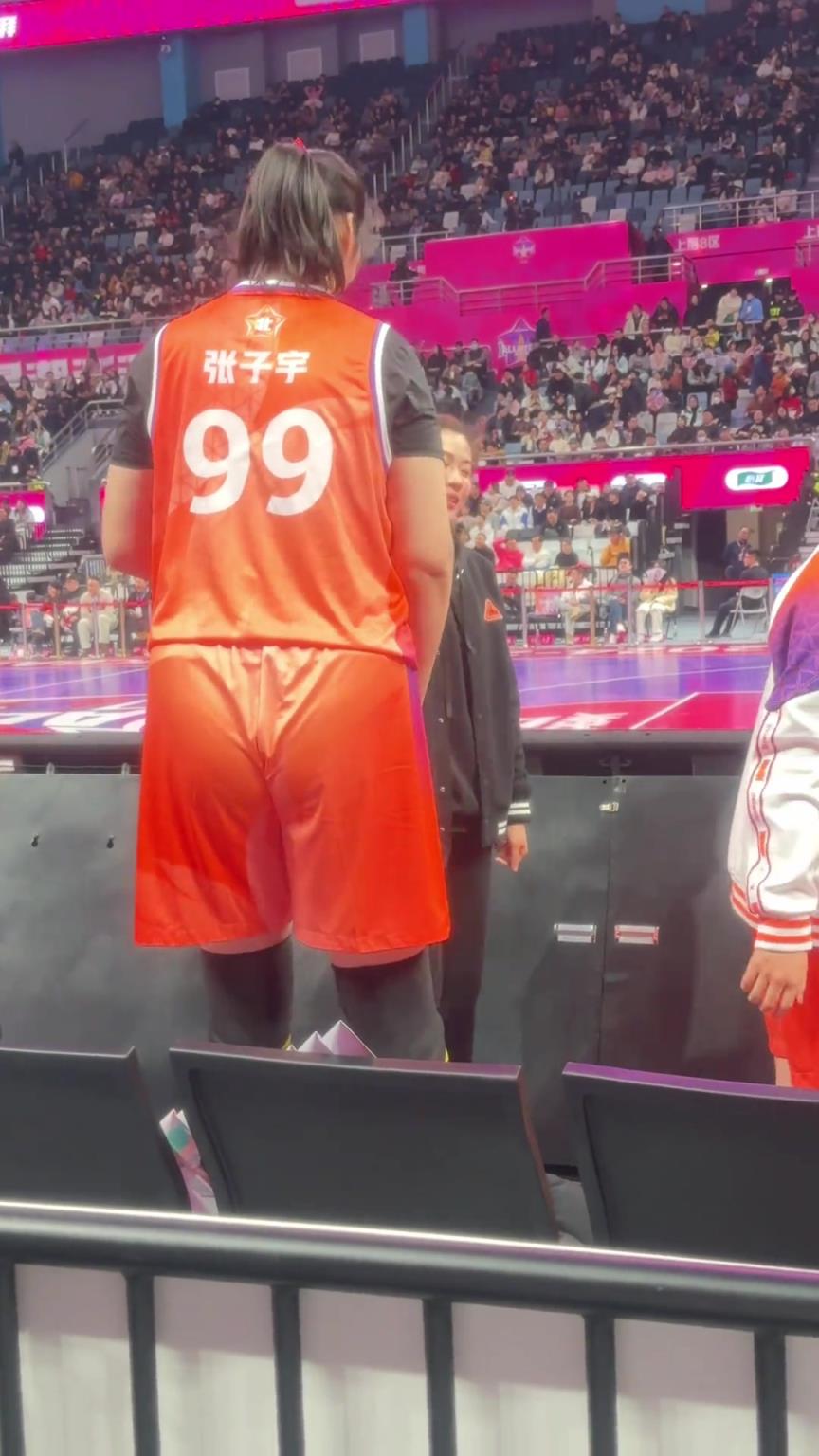 一米八的陈晓佳在张子宇面前也是小小一只