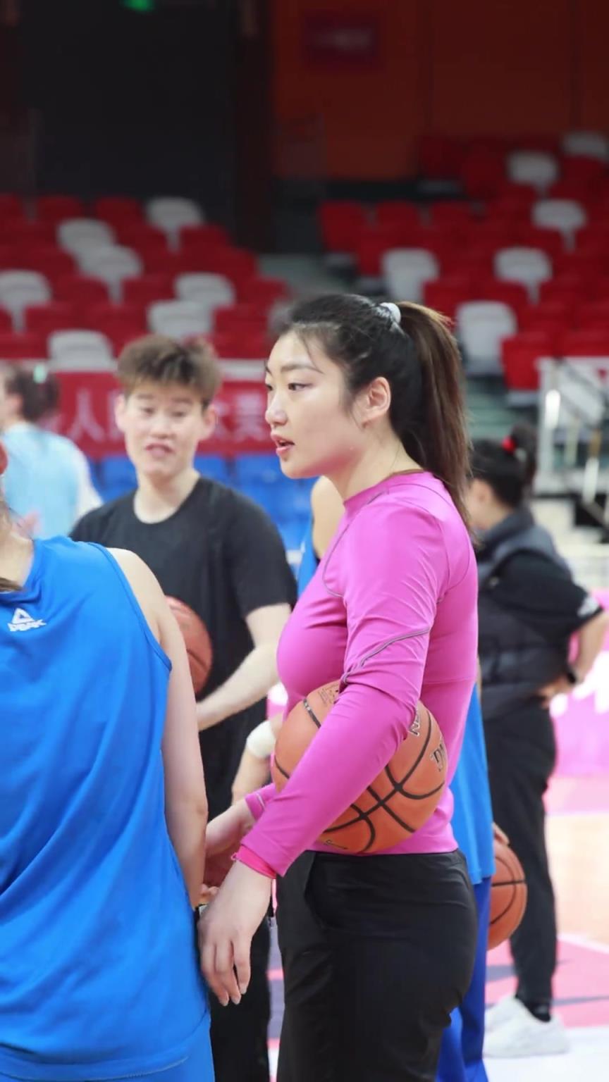 虽然无缘总冠军，但李梦还是那个无人能挡的勒布朗梦
