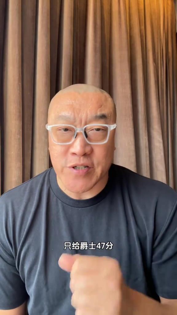 马健：詹姆斯和东契奇首次合体看起来很流畅，海斯吃饼吃到撑！