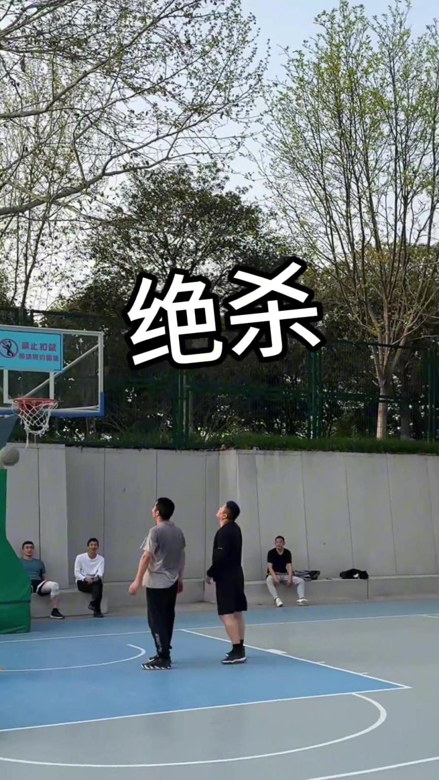 她的白色外套上居然没有一点黑手印~