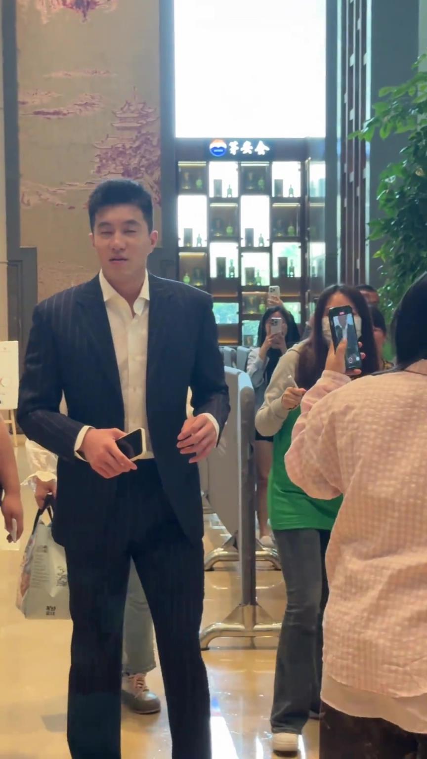 郭艾伦现身湖南长沙 一身黑色西装准备参加综艺节目