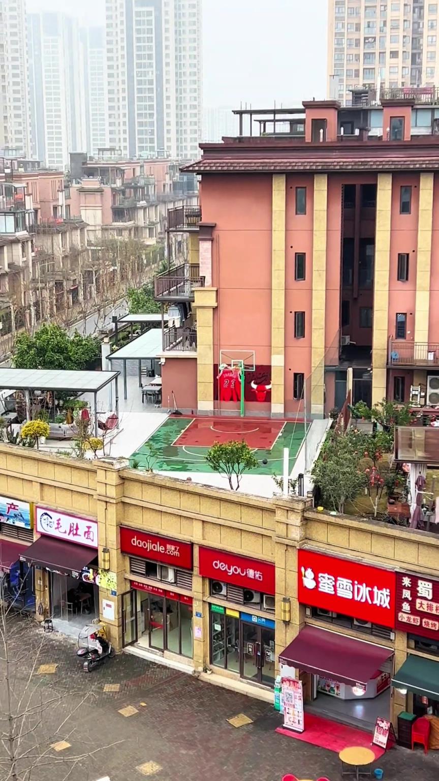 户主是80后把？这又是多少人的梦寐以求的小区篮球场