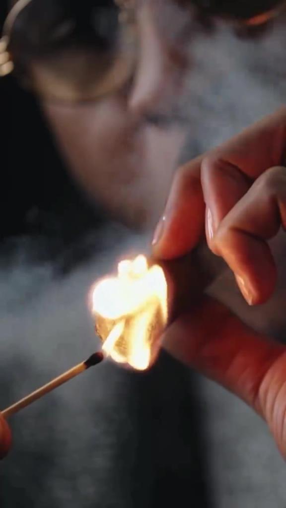 大佬气质！安东尼的雪茄广告！