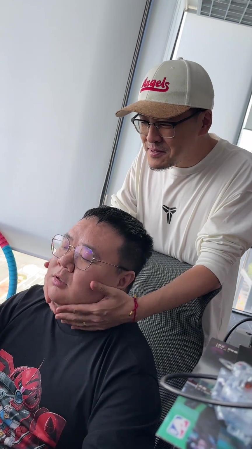 杨毅：吃饱了咱搓一会儿猪猪，又解压又省油儿