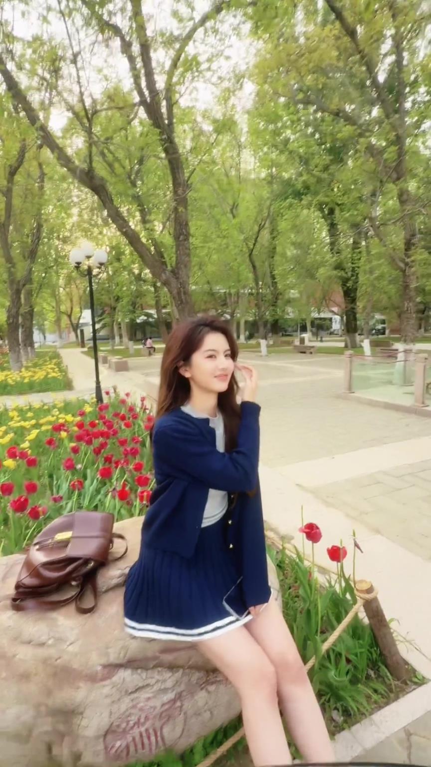 青春靓丽的女大！腾讯女主播炼炼：春天回校拍照~毕业倒计时